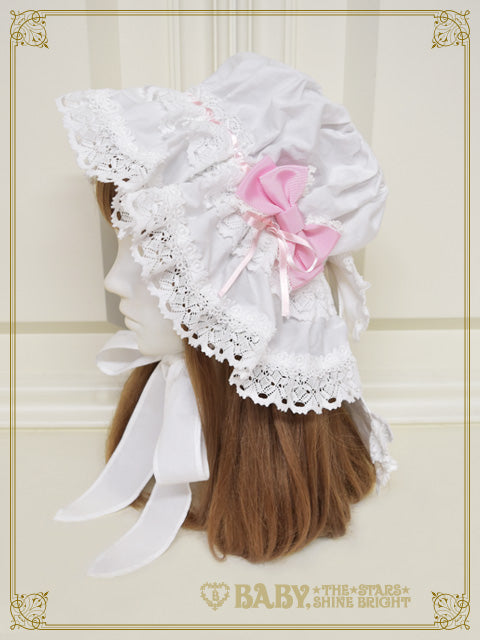 Girls Picking flowers in the grassland Mother Bonnet