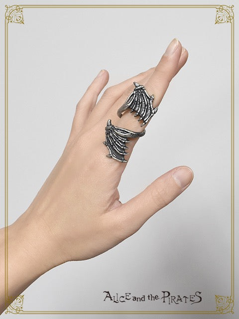 絡みつく悪魔の羽根リング