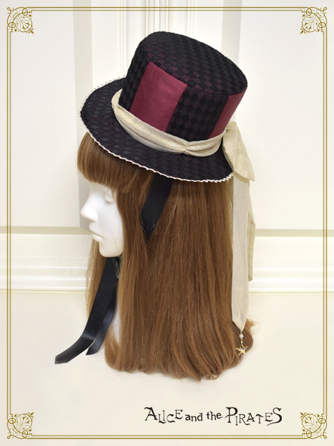 Illusion or reality, “Piste d’un cirque” in memory “Deux” mini hat