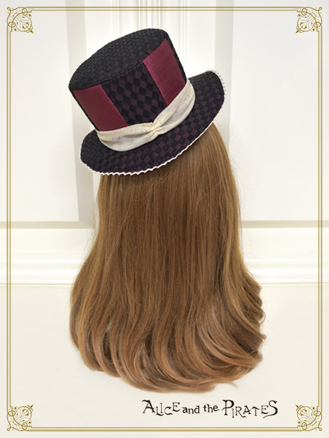 Illusion or reality, “Piste d’un cirque” in memory “Deux” mini hat