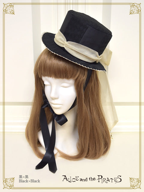 Illusion or reality, “Piste d’un cirque” in memory “Deux” mini hat