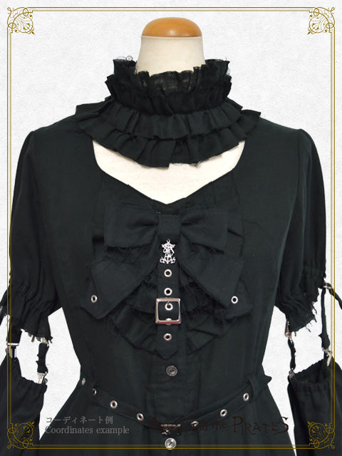 Monochrome gauze frill collar